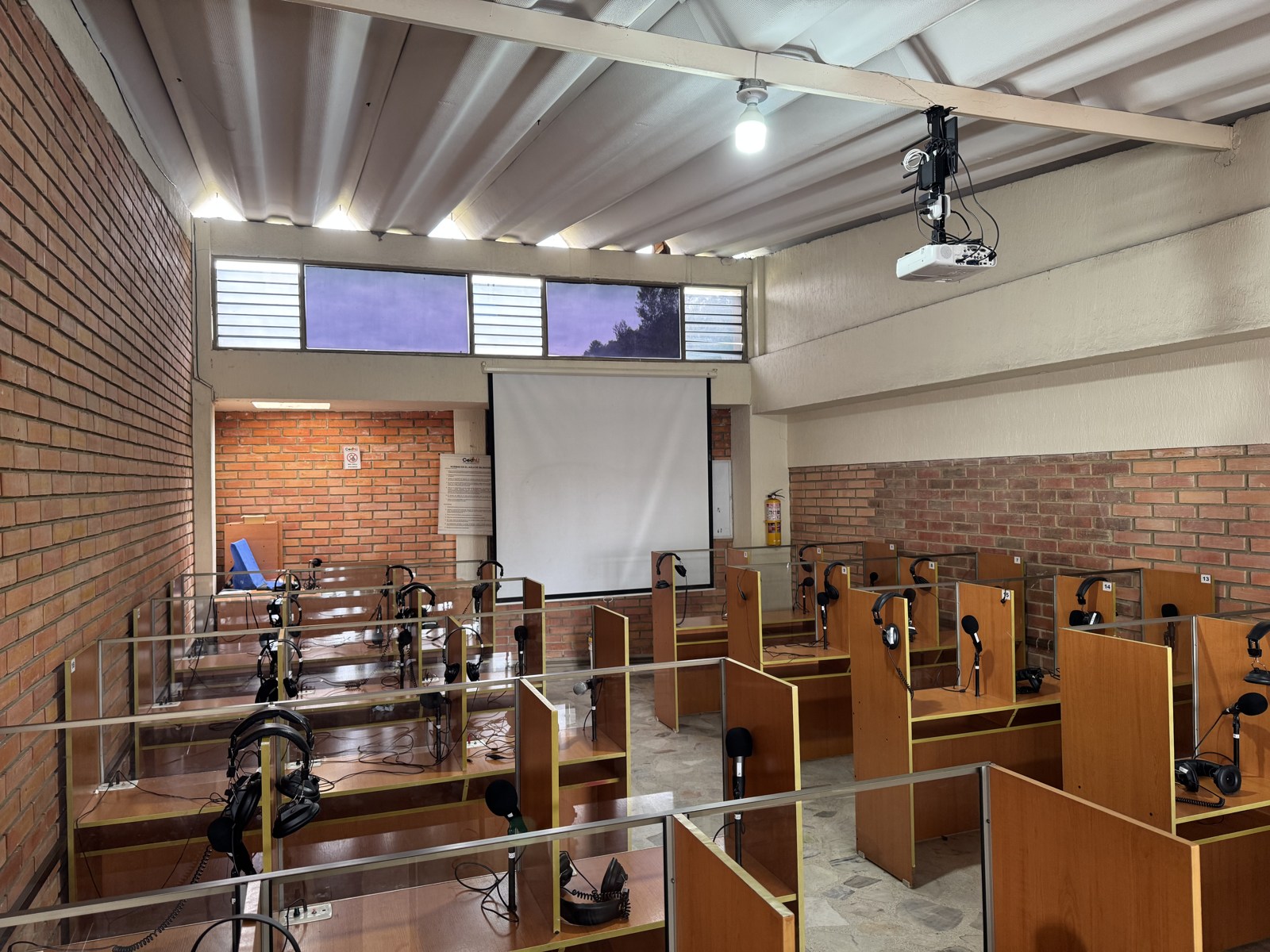 Laboratorio de inglés de CEDHU