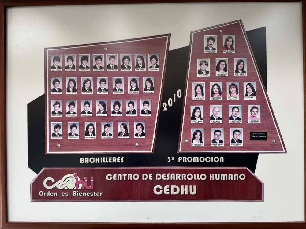 Mosaico de bachilleres del CEDHU · Promoción 2010