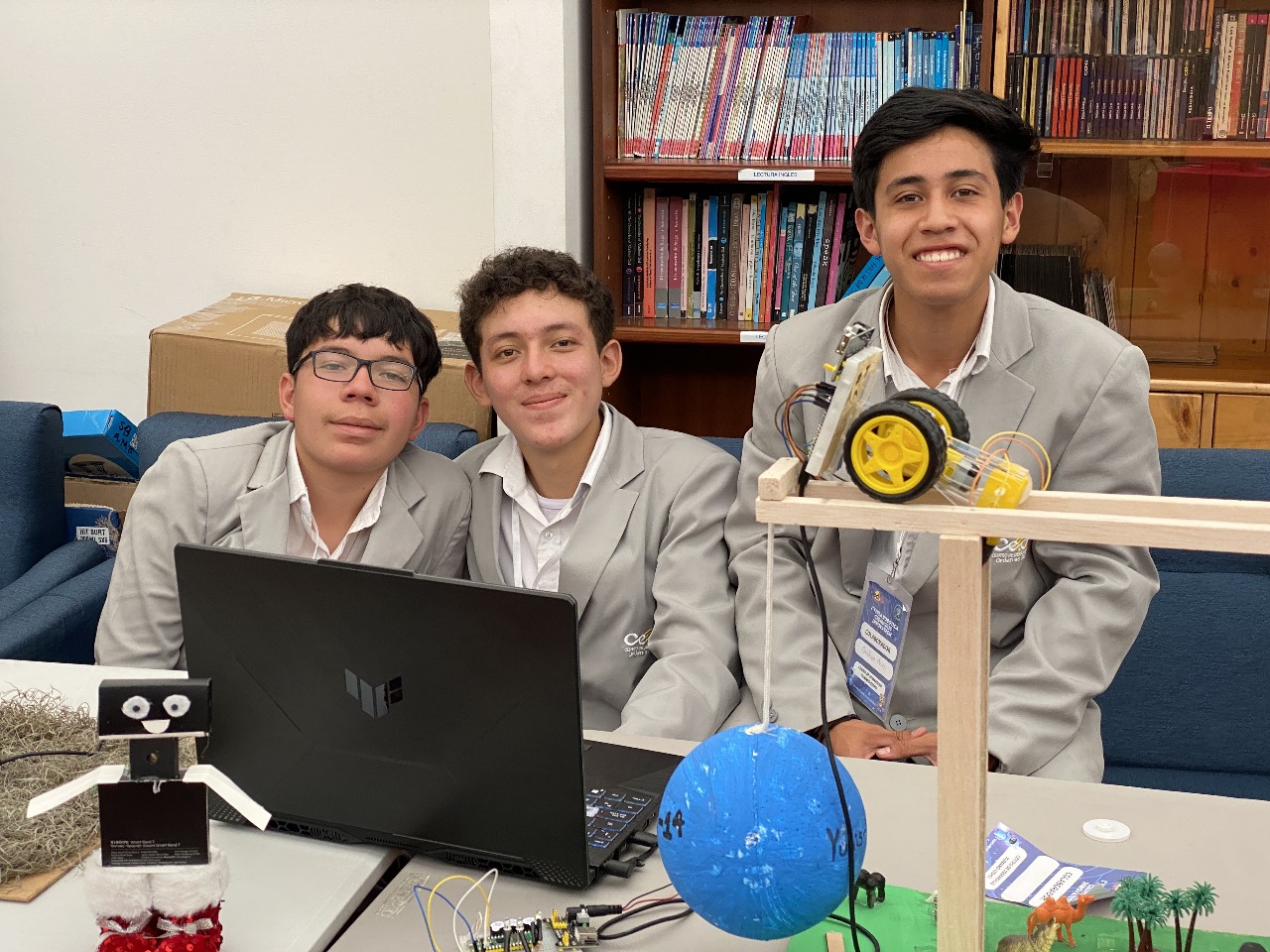 Proyectos de robótica de educandos de CEDHU